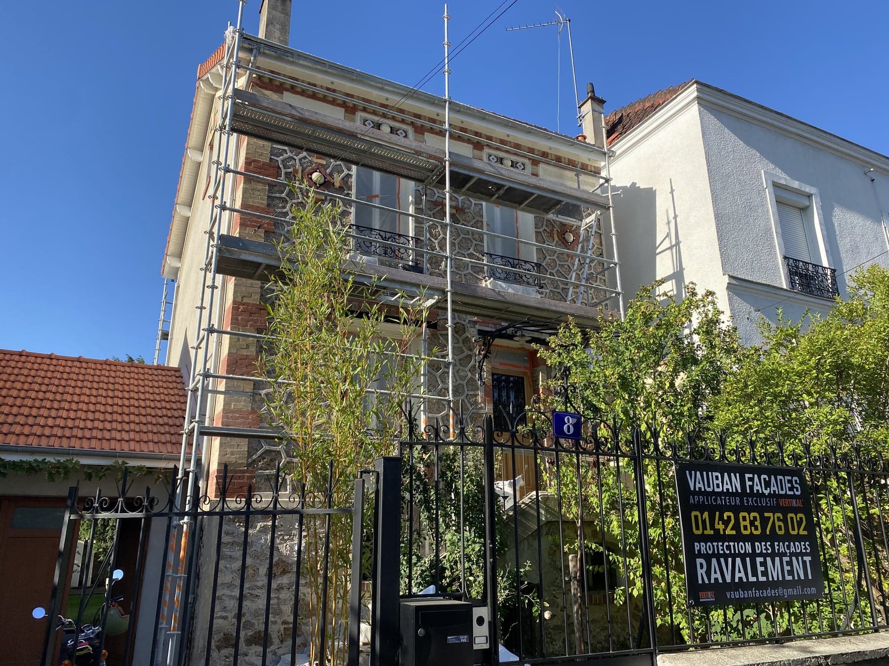 Chantier de ravalement sur maison en meulière avec échafaudage VAUBAN Facades
