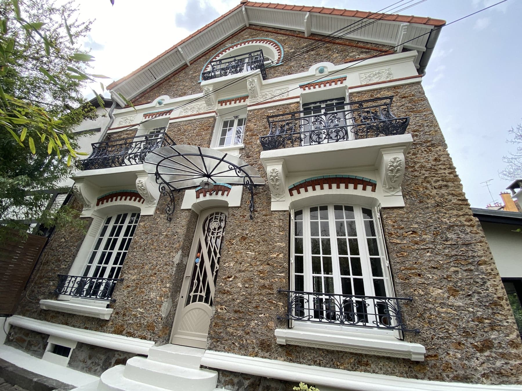 Maison de maître en pierre meulière rénovée, joints soignés et décors préservés