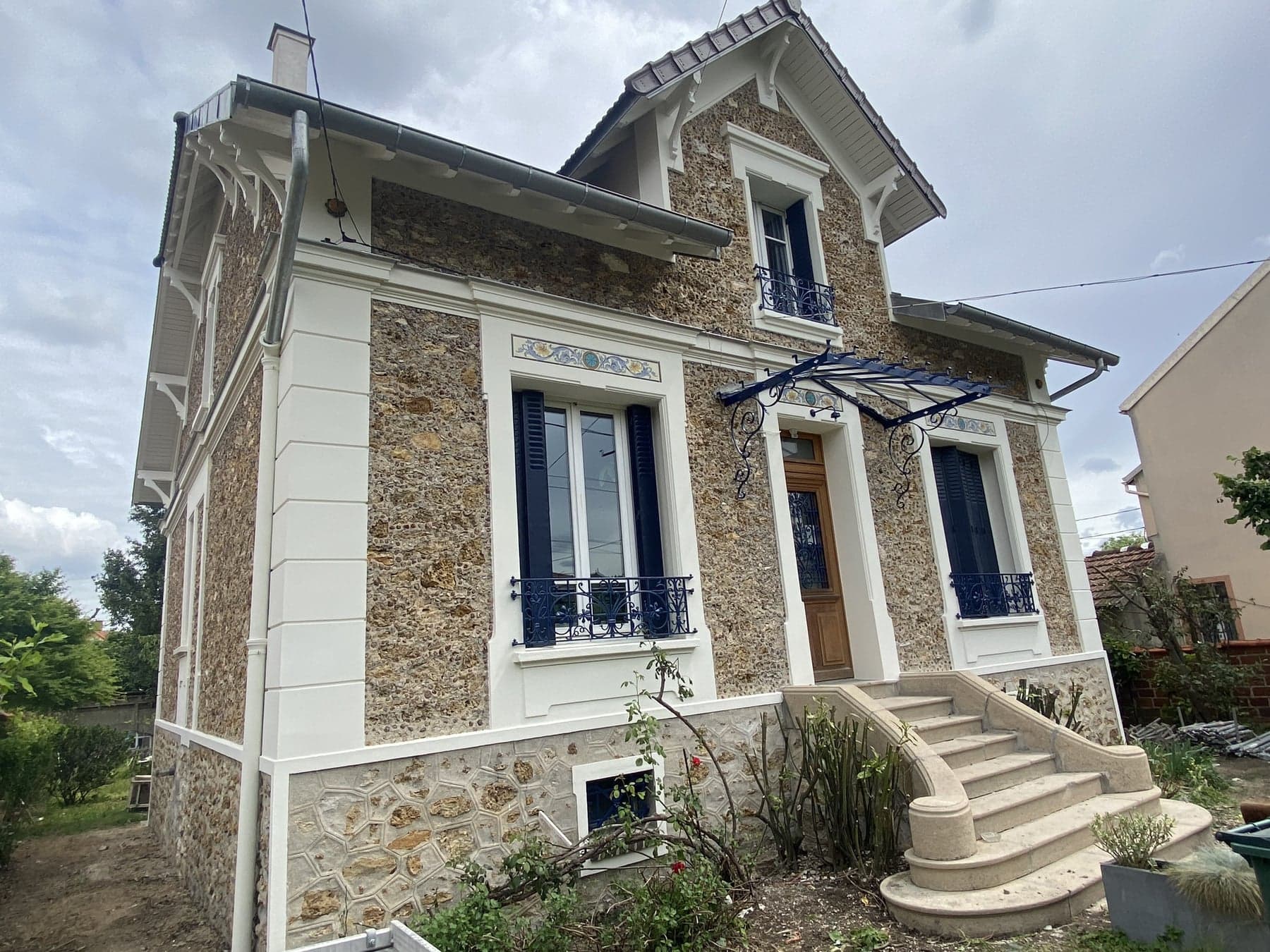 Villa en meulière rénovée avec soubassement et menuiseries soignés