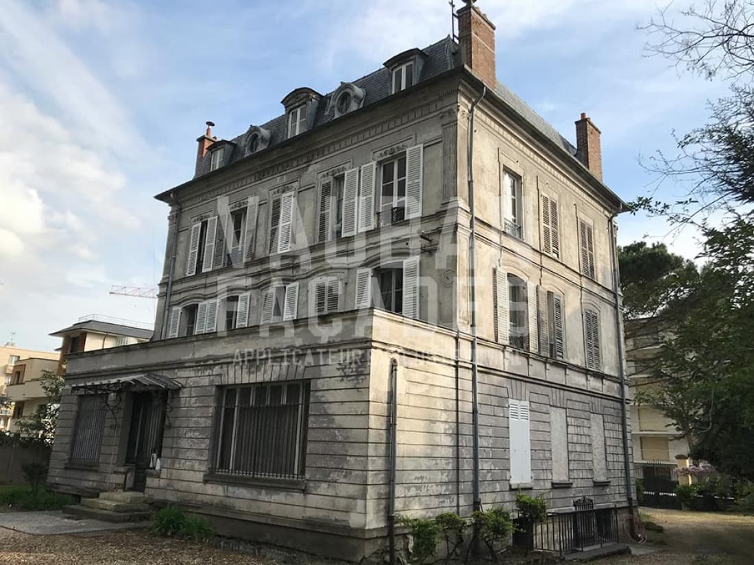 Rénovation de façade d'un hôtel particulier à Neuilly-Plaisance, avant les travaux de ravalement