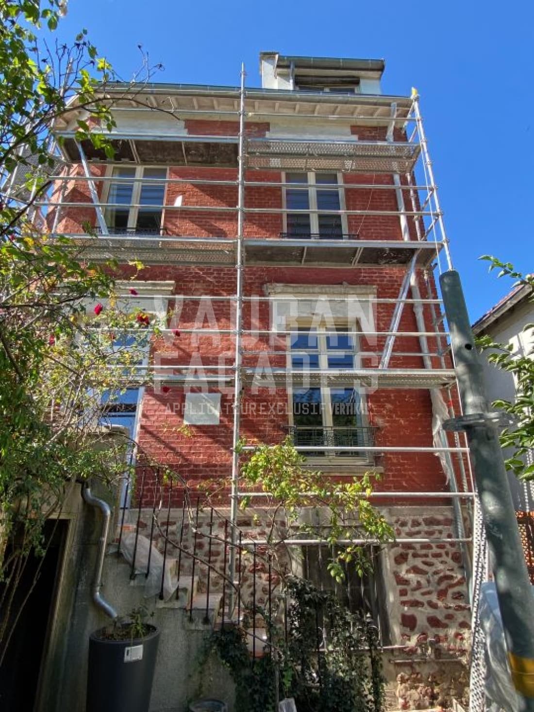 Ravalement de façade d'une maison en peinture à Montreuil