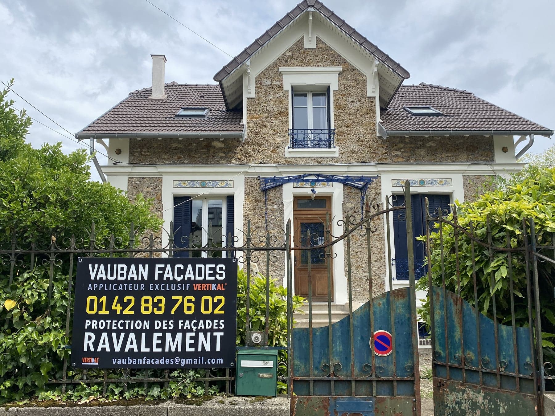 Chantier de ravalement sur façade meulière avec échafaudage en zone ABF