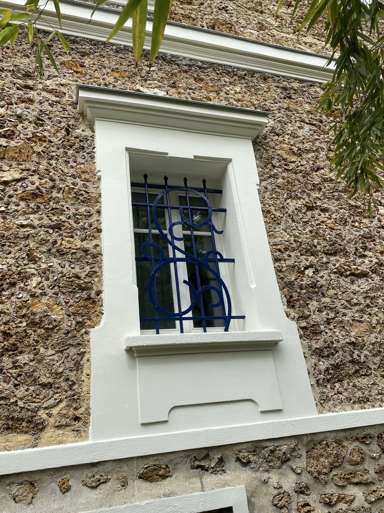 Maison en pierre meulière apparente avec joints à la chaux soignés